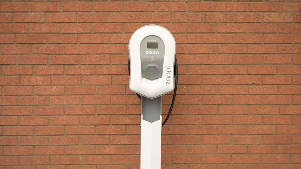 Stacja ładowania samochodów elektrycznych w firmie – czy to się opłaca?